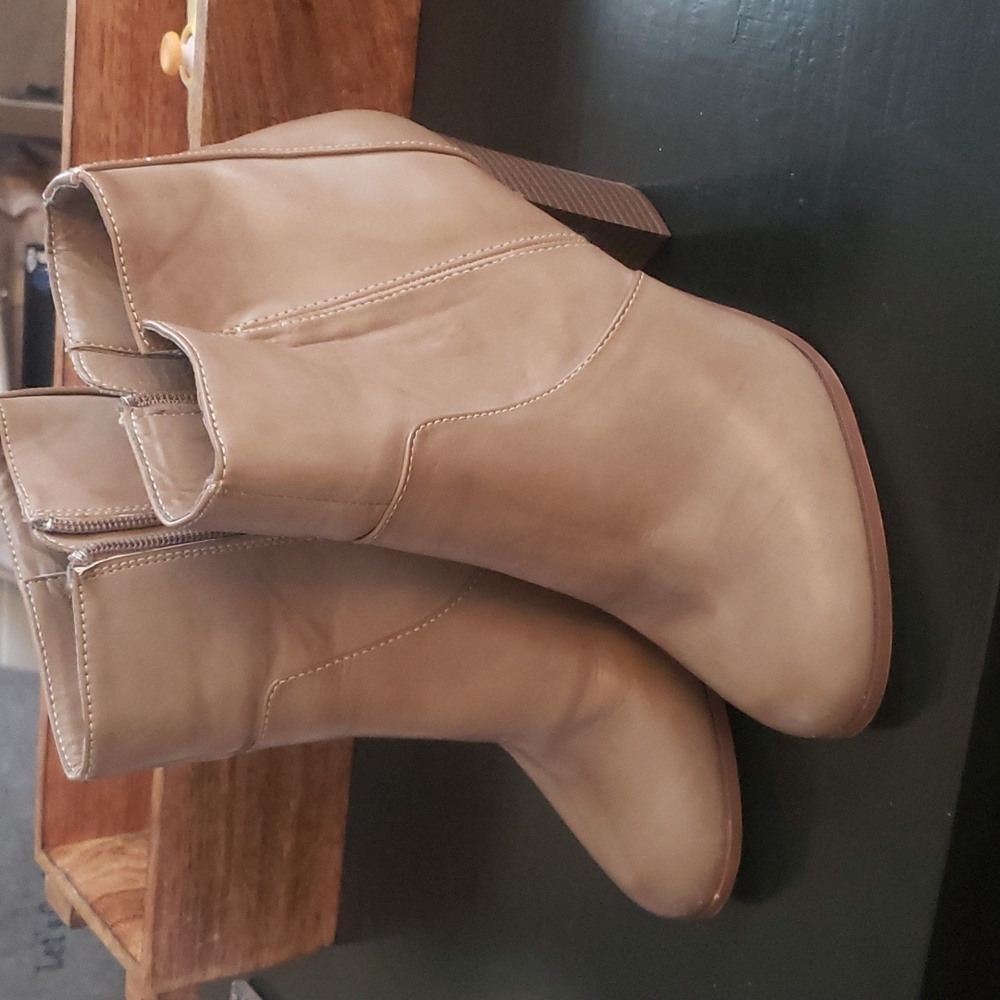 π¦ DONATED!π¦ Tan Fashion Ankle Boots - Picture 1 of 3